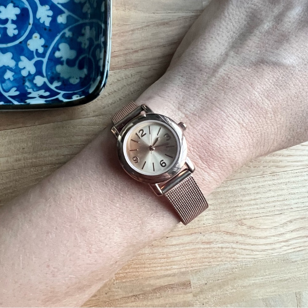 Unbranded ladies rose gold tone dainty ladies watch NEW BATTERY